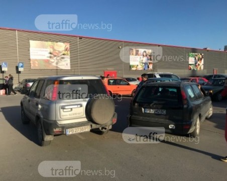 Комби и джип се целунаха на паркинг в Кючука СНИМКИ