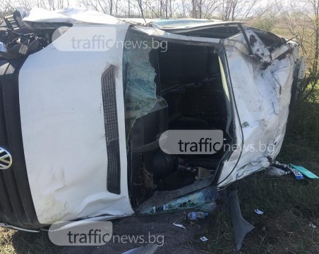 Обърнатият бус на магистралата край Пловдив е напълно потрошен СНИМКИ