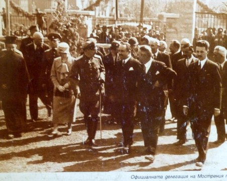 Преди десетилетия: Цар Борис III и елита на България в двора на Търговската в Пловдив СНИМКИ