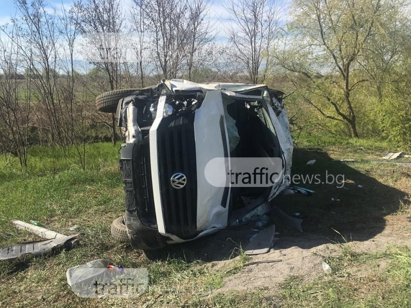 Бус с туристи се обърна на АМ “Тракия“ край Пловдив, 10 души са пострадали