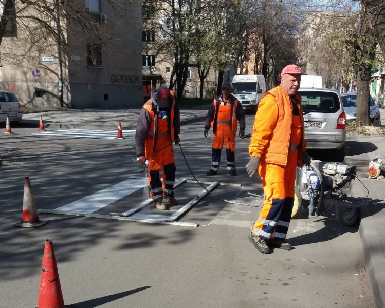 Обновиха 30 пешеходни пътеки в Пловдив СНИМКИ