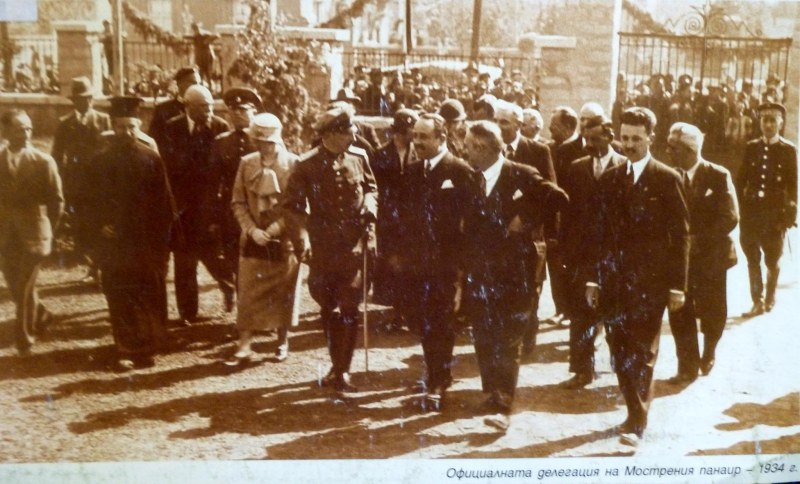 Преди десетилетия: Цар Борис III и елита на България в двора на Търговската в Пловдив СНИМКИ