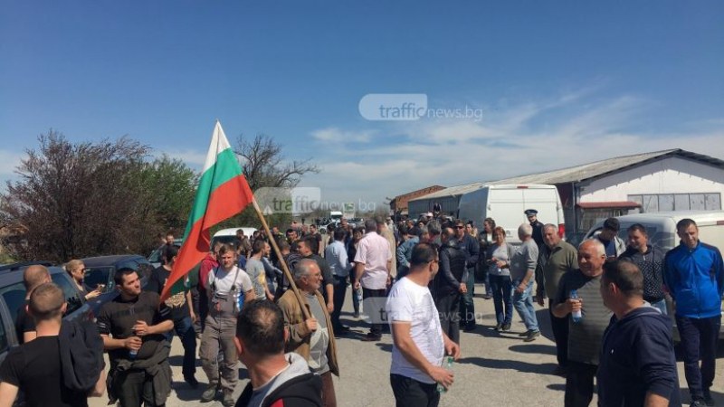 Работници блокираха пловдивски булевард, търпението им се изчерпа ВИДЕО
