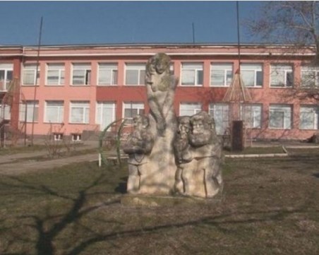 15-годишно момиче, продавано за секс от баща си, падна от тераса