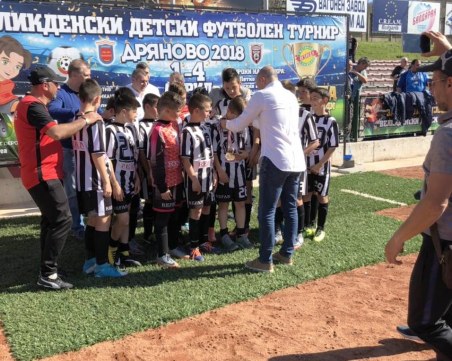 Децата на Локо с титлата от великденския турнир в Дряново