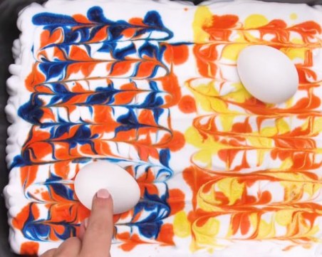 Как да боядисаме яйца с пяна за бръснене? ВИДЕО