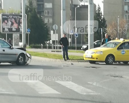 Катастрофа на кръговото на SPS, две коли си изкривиха ламарините СНИМКИ