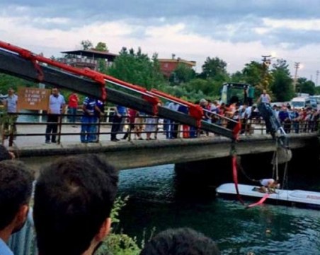 Микробус падна в река Бистрица, загинаха седем души