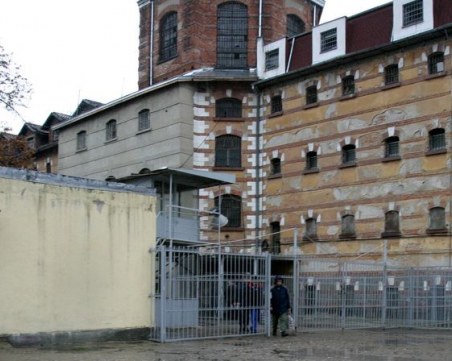 Не само чистачката е гонила затворниците! Социален работник също тръгнал след тях