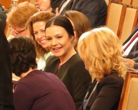 Новата пловдивска депутатка зае мястото си в парламента СНИМКИ