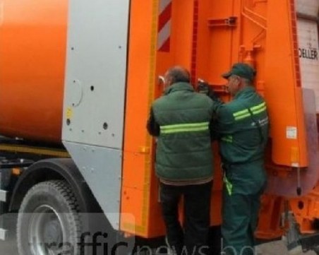 Пловдивчанин е в болница - полетял от камион за смет в движение