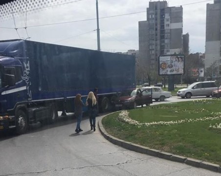 Пловдивчанка се пъхна с колата си под гумите на тир до Галакси