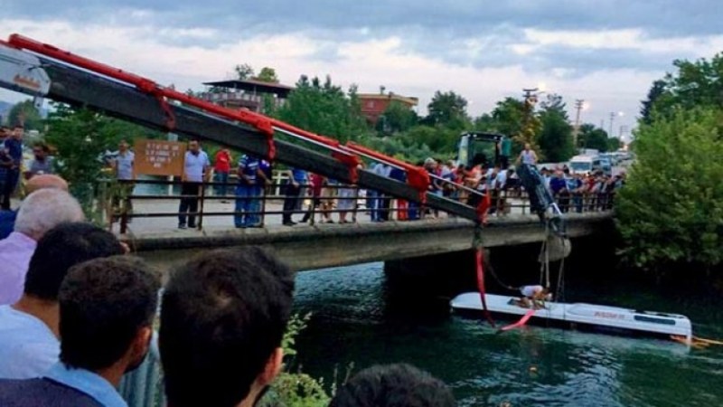 Микробус падна в река Бистрица, загинаха седем души