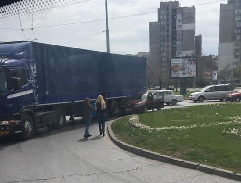 Пловдивчанка се пъхна с колата си под гумите на тир до Галакси