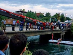 Микробус падна в река Бистрица, загинаха седем души