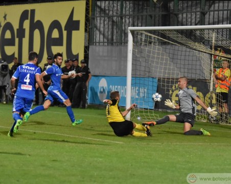 Ботев – Левски 0:0 - три греди и червен картон за канарчетата до почивката