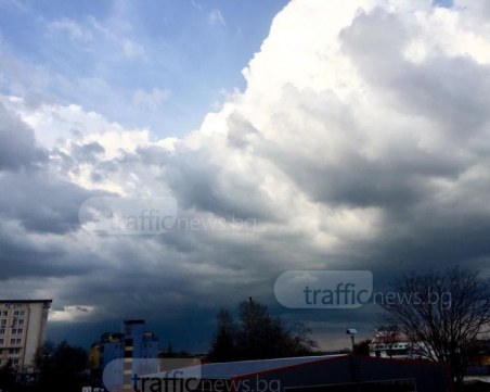 Черни облаци идват към Пловдив, гръмотевици се чуват в далечината СНИМКА