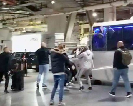 Конър Макгрегър полудя! Потроши автобус, арестуваха го ВИДЕО