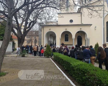 Пловдивчани се наредиха пред храмовете! Чакат дълго, за да минат под плащеницата