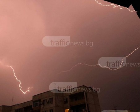 Светкавици раздират небето край Пловдив, порой се сипе над тепетата СНИМКИ и ВИДЕО