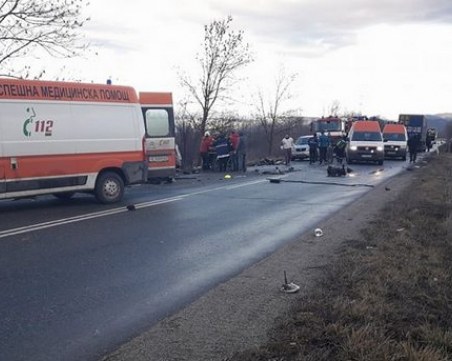 Зверска катастрофа край Банско! Тир се удари с две коли, има загинал