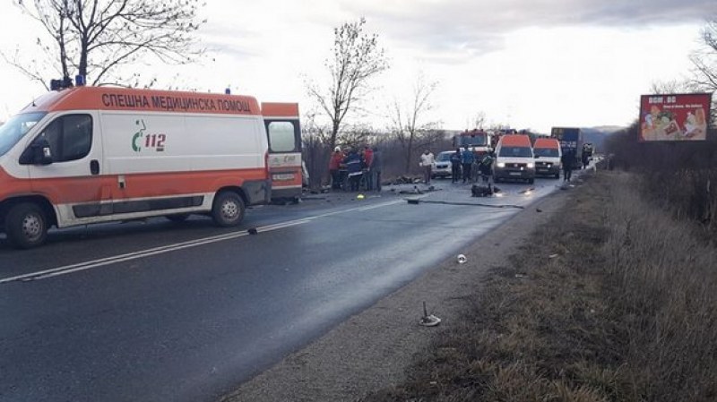 Зверска катастрофа край Банско! Тир се удари с две коли, има загинал