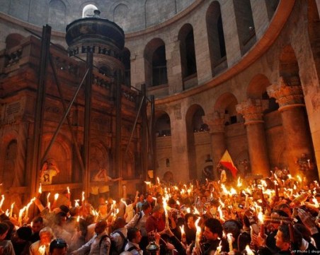 Благодатният огън слезе в Йерусалим ВИДЕО