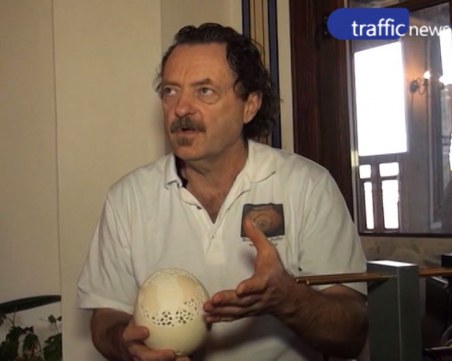 Чужденец гравира щраусови яйца край Пловдив ВИДЕО