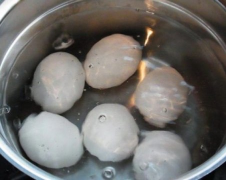 Да не направите тази глупост! Не изхвърляйте водата, в която варите яйцата за Великден!