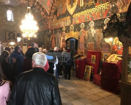 Опашка пред чудотворната икона в Бачковския манастир, десетки се молят за здраве и изцеление СНИМКИ