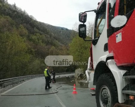 Вода заля пътя за Смолян край Бачково, ограничиха движението СНИМКИ