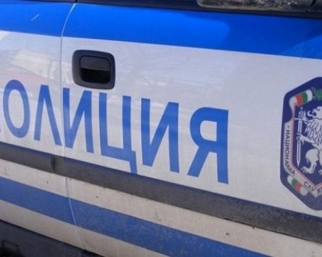 Жена бе намушкана с нож пред дома й, намериха я мъртва