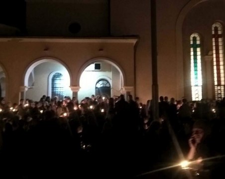 Благодатният огън е в Пловдив! Десетки протягат свещички към него СНИМКИ