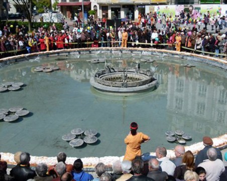 Гигантски козунак раздават днес в центъра на Пловдив