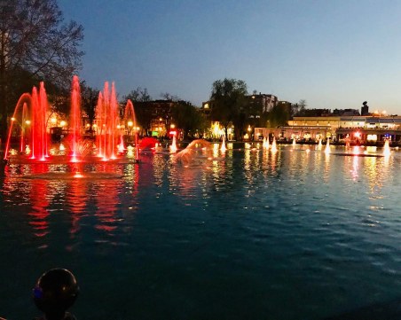 Пеещите фонтани отново пропяха след зимния си сън СНИМКИ