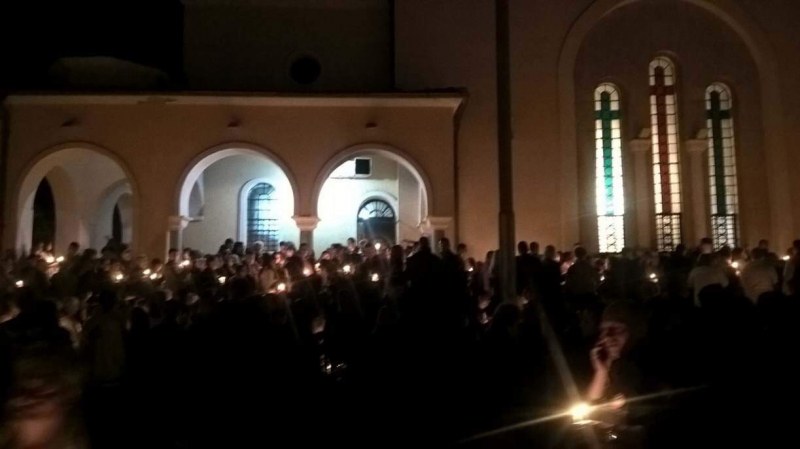 Благодатният огън е в Пловдив! Десетки протягат свещички към него СНИМКИ