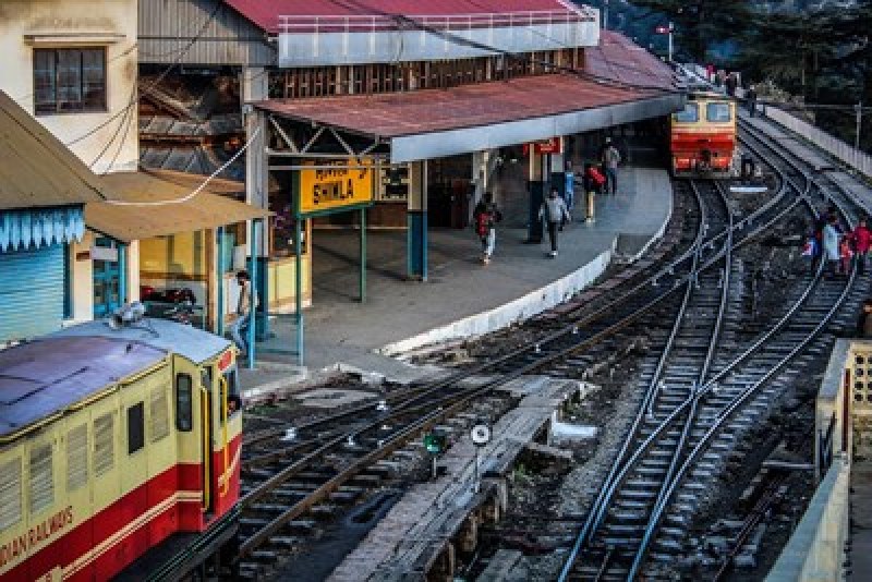 Претъпкан влак измина 12 километра на заден без локомотив