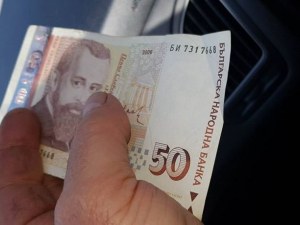 Полицаи спряха млад шофьор, той им подхвърли 50 лв. на предната седалка