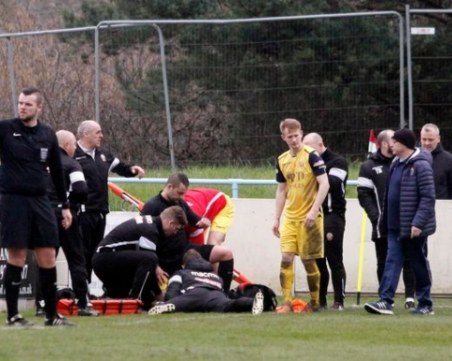 Рефер спаси живота на футболист по време на мач