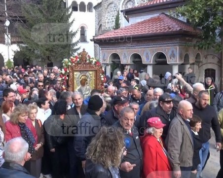 Шествие с чудотворна икона събра стотици в Бачковския манастир СНИМКИ и ВИДЕО