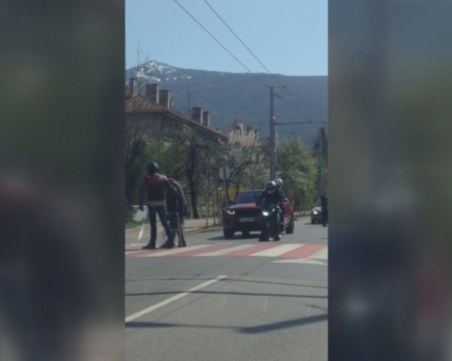 За пример: Мотористи спряха движението, помогнаха на възрастен пешеходец ВИДЕО