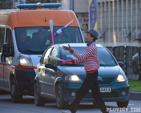 Жонгльор забавлява шофьорите в Пловдив в час пик СНИМКИ