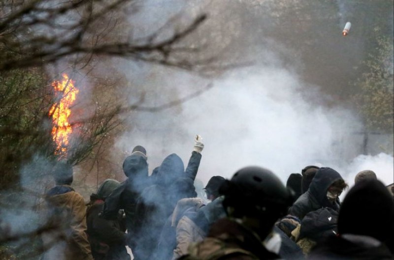 Безредици във Франция! Остри сблъсъци между полиция и анархисти