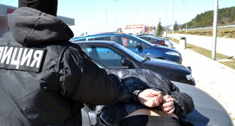 Екшън край Пловдив! Баща и син нападнаха барманка в заведение, налетяха и на полицаи