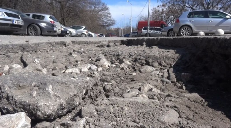 Пътят на линейките в Пловдив е като след бомбардировка ВИДЕО