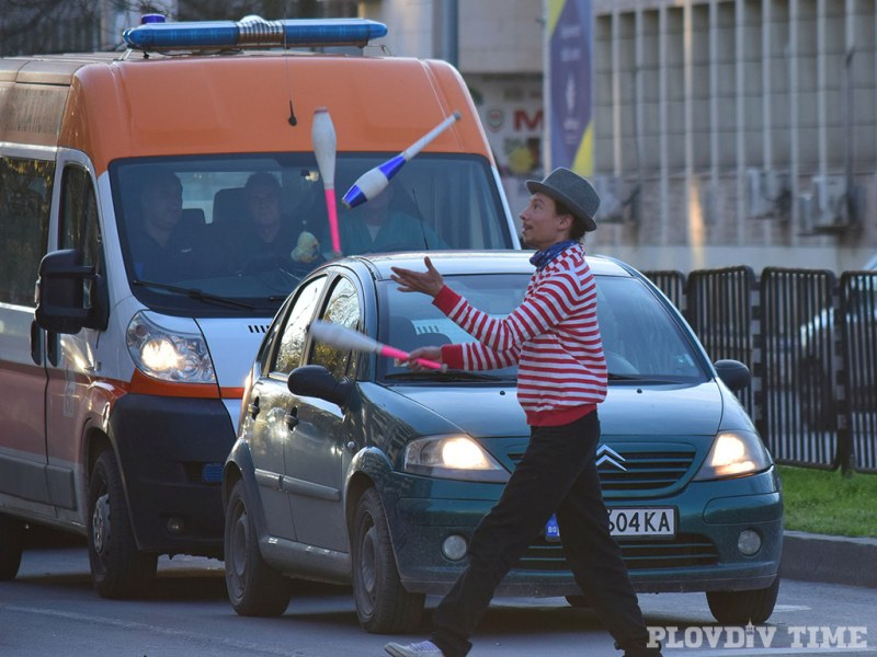 Жонгльор забавлява шофьорите в Пловдив в час пик СНИМКИ