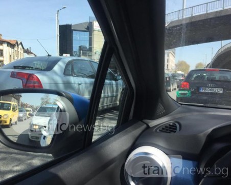 Движението под Бетонния мост се бетонира! Няма мърдане! СНИМКИ