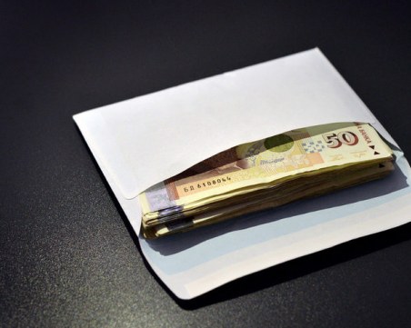 Хванаха 15-годишна да шофира, баща й се опита да подкупи полицаи