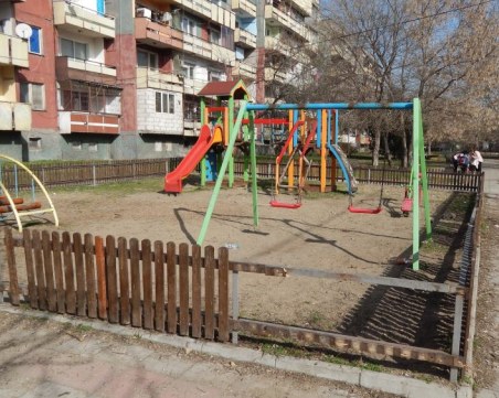 Млад мъж преби 10-годишно момченце на детска площадка