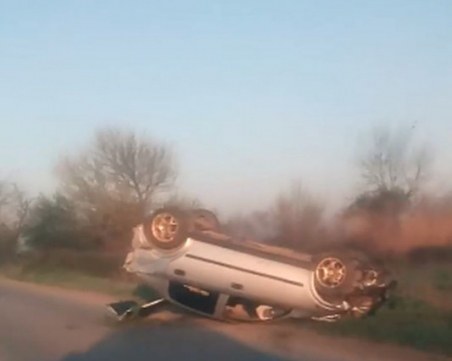 Младеж с 2 промила алкохол е каскадьорът, обърнал колата си по таван край Пловдив СНИМКИ